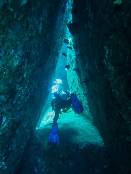 diver in a swimthrough on Deep Six