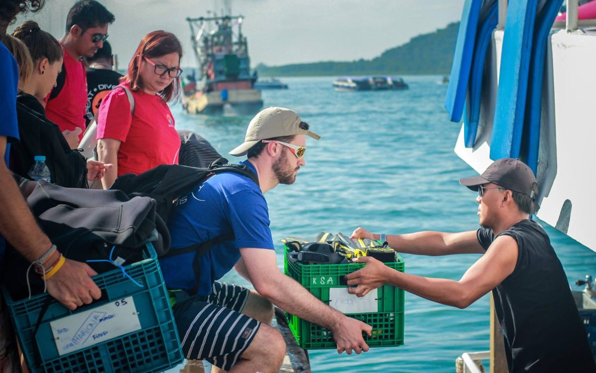 divemaster loading boat