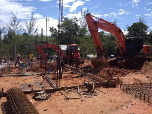 diggers starting at sweetlips pool building site